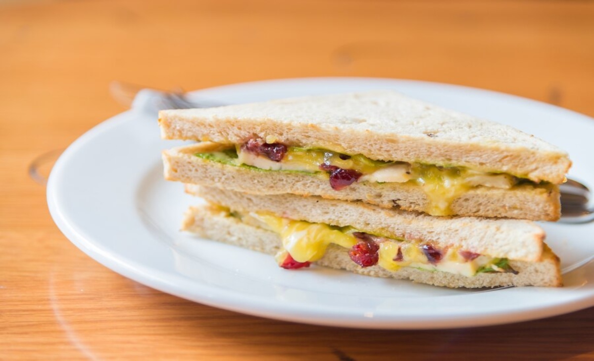 Egg Sandwich with Chicken and Cheese